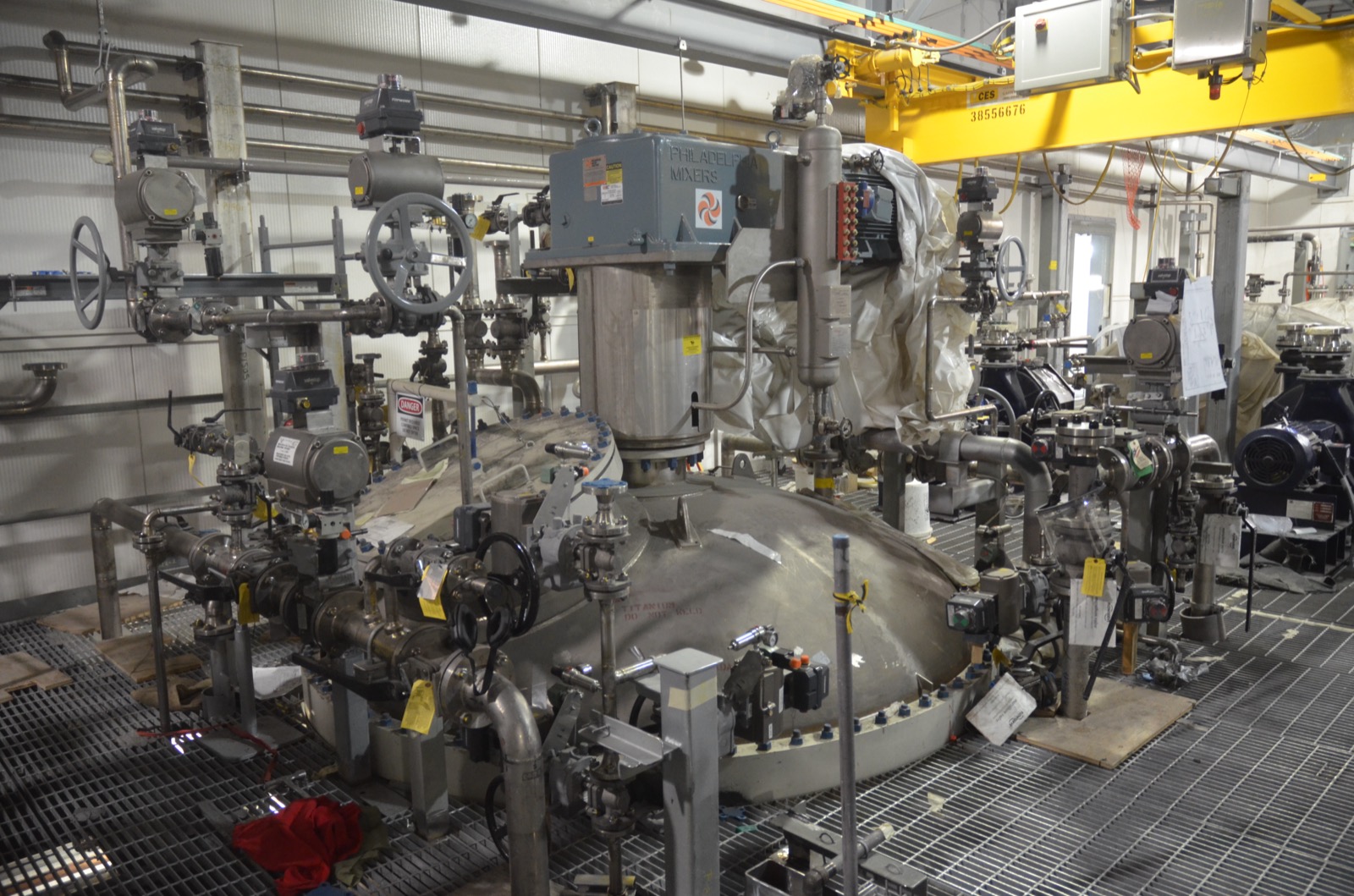 Agitated reactor vessel and process pipework of the kind used in phytochemical extraction